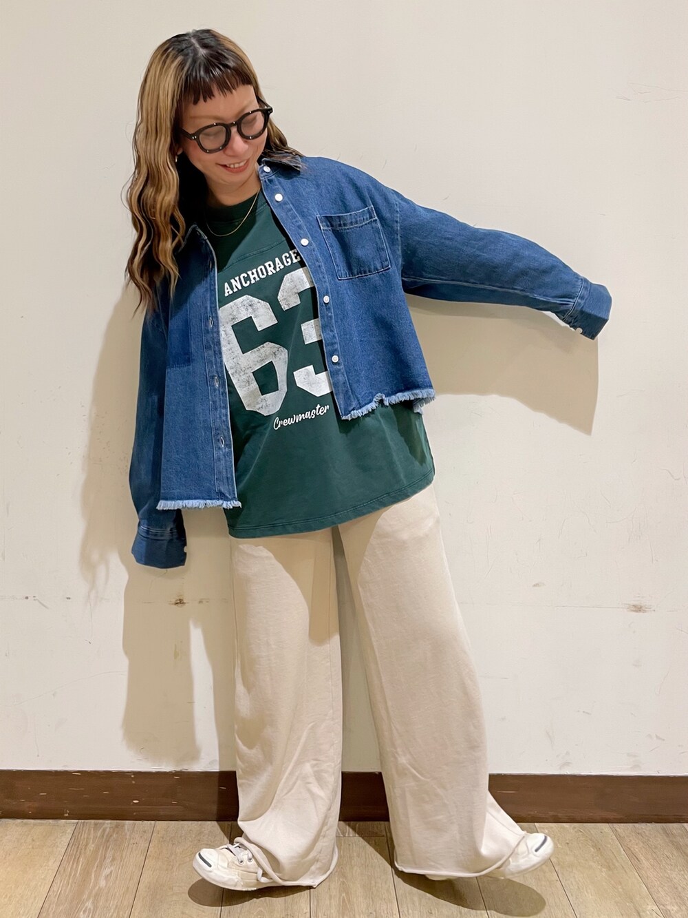 ブルー系のシャツ/ブラウス、グリーン系のTシャツ/カットソー、ベージュ系のその他パンツを着用したレディースの秋コーディネートの5枚目の写真