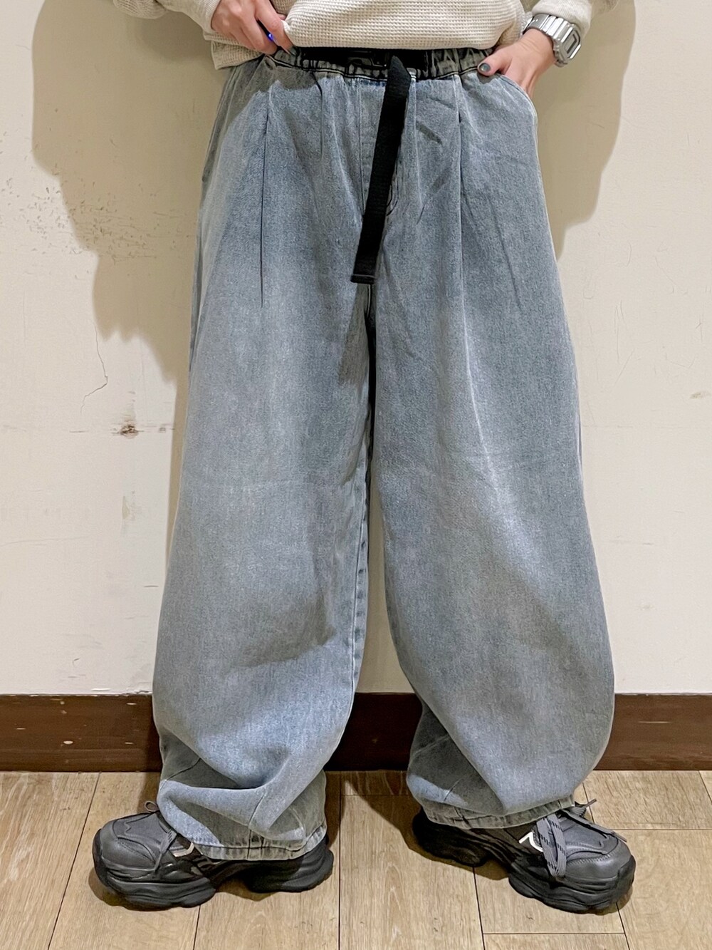ホワイト系のTシャツ/カットソー、ベージュ系のショルダーバッグ、ブルー系のその他パンツを着用したレディースの秋コーディネートの7枚目の写真