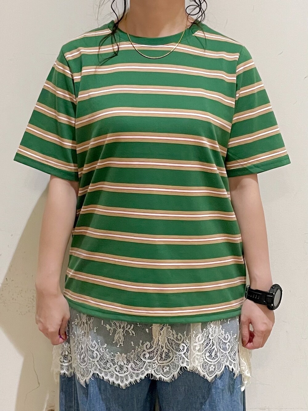 ブルー系のデニムパンツ、ベージュ系のショルダーバッグ、ブラック系のサンダルを着用したレディースの夏コーディネートの6枚目の写真