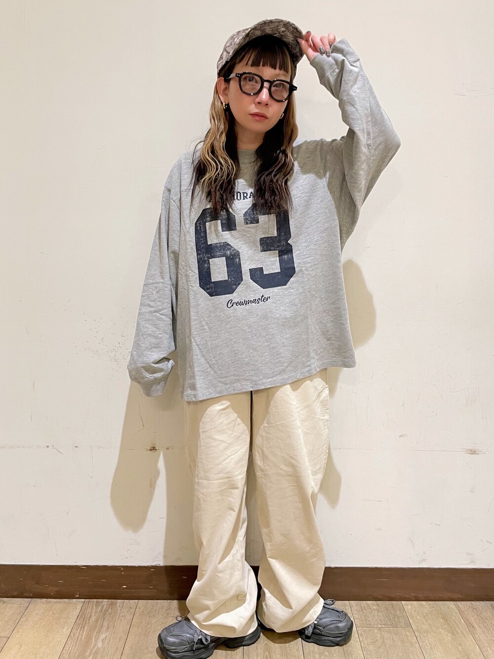 ブルー系のシャツ/ブラウス、グレー系のTシャツ/カットソー、ホワイト系のその他パンツを着用したレディースの秋コーディネートの4枚目の写真