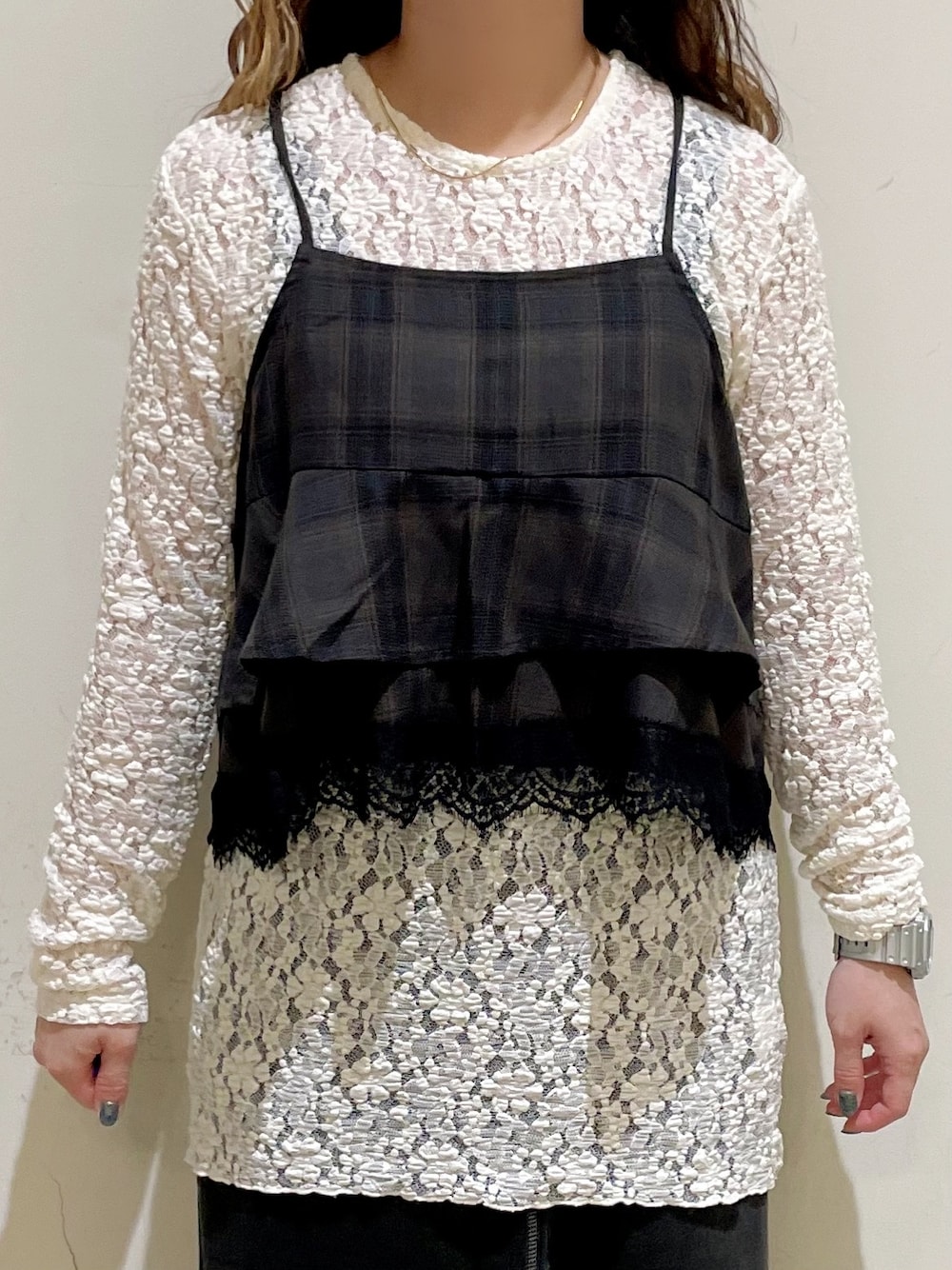 ブルー系のブルゾン、ホワイト系のTシャツ/カットソー、ブラウン系のシャツ/ブラウスを着用したレディースの秋コーディネートの8枚目の写真