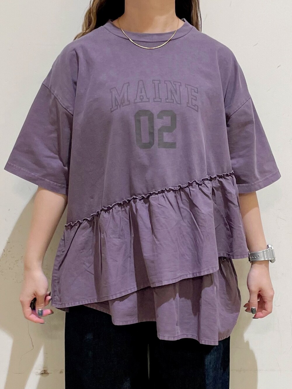 ブラウン系のシャツ/ブラウス、パープル系のTシャツ/カットソー、ブルー系のデニムパンツを着用したレディースの夏コーディネートの6枚目の写真