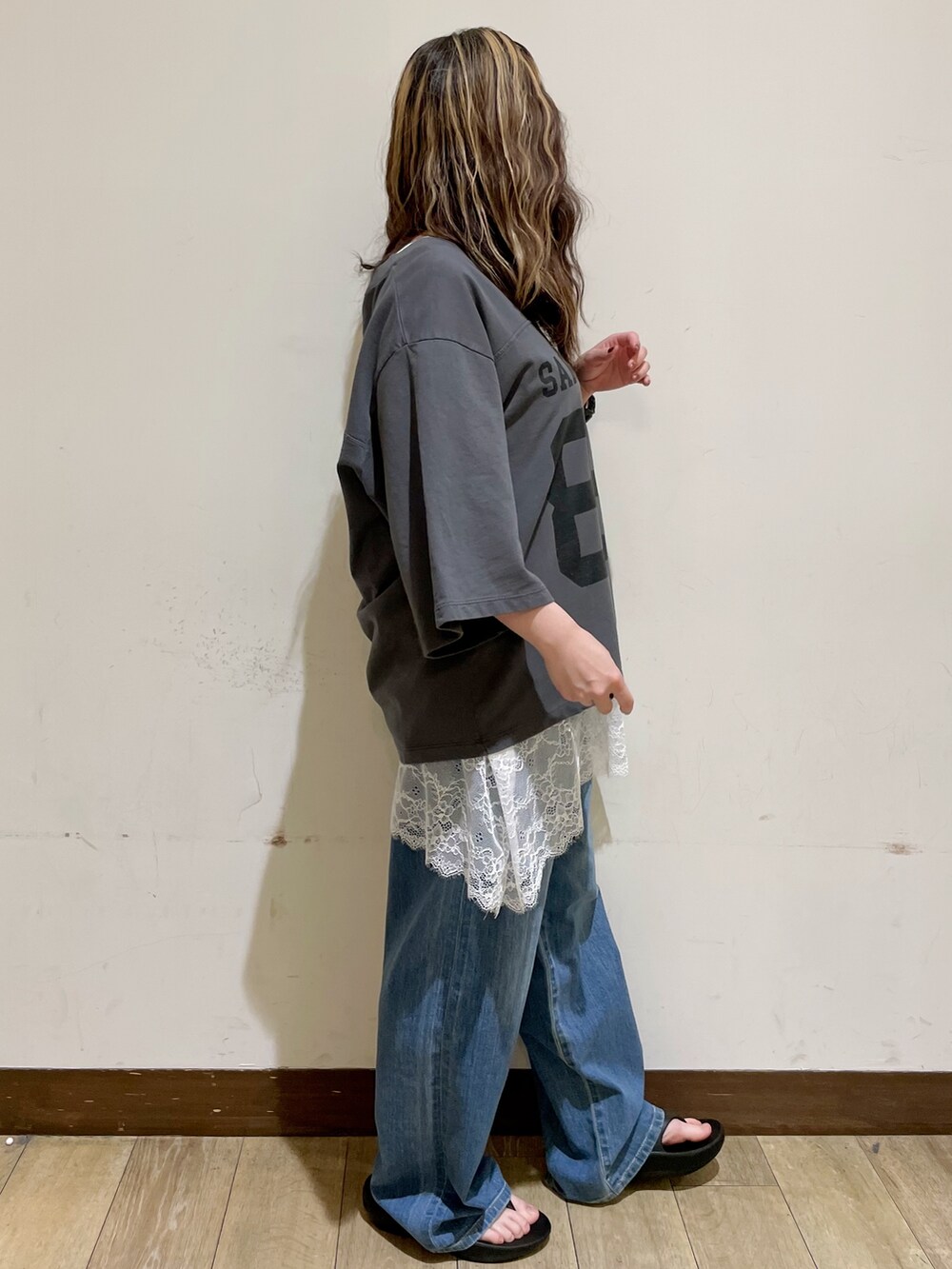 グレー系のTシャツ/カットソー、ホワイト系のTシャツ/カットソー、ブルー系のデニムパンツを着用したレディースの夏コーディネートの4枚目の写真