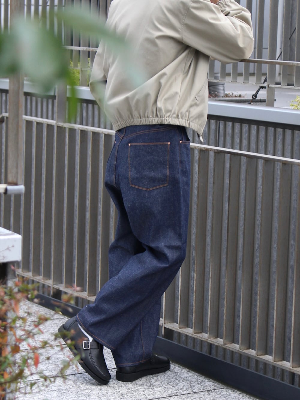 ベージュ系のジャケット/アウター、ブルー系のデニムパンツ、その他のシャツ/ブラウスを着用したメンズの冬コーディネートの3枚目の写真