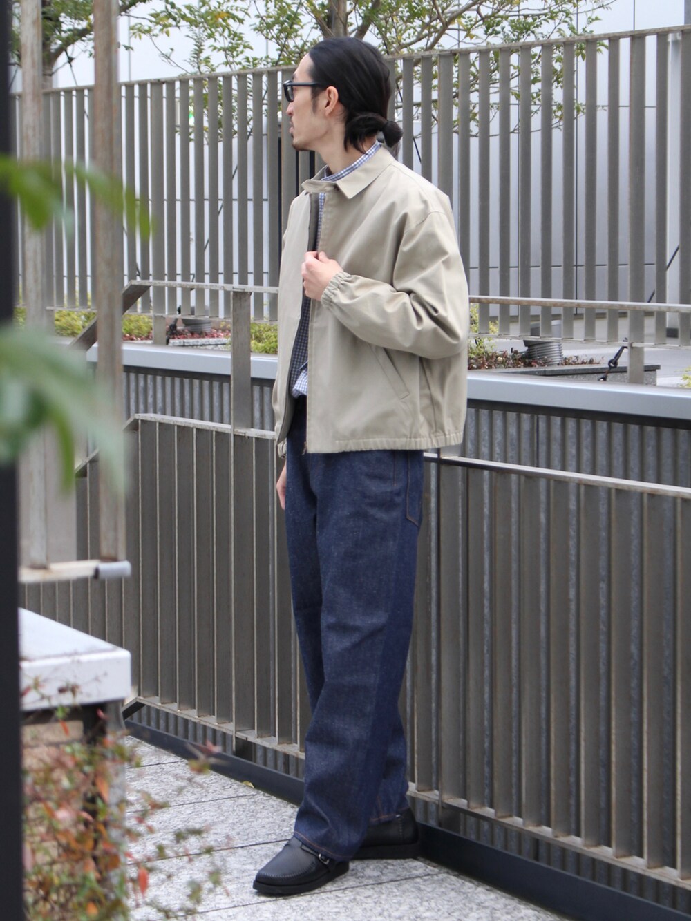 ベージュ系のジャケット/アウター、ブルー系のデニムパンツ、その他のシャツ/ブラウスを着用したメンズの冬コーディネートの2枚目の写真