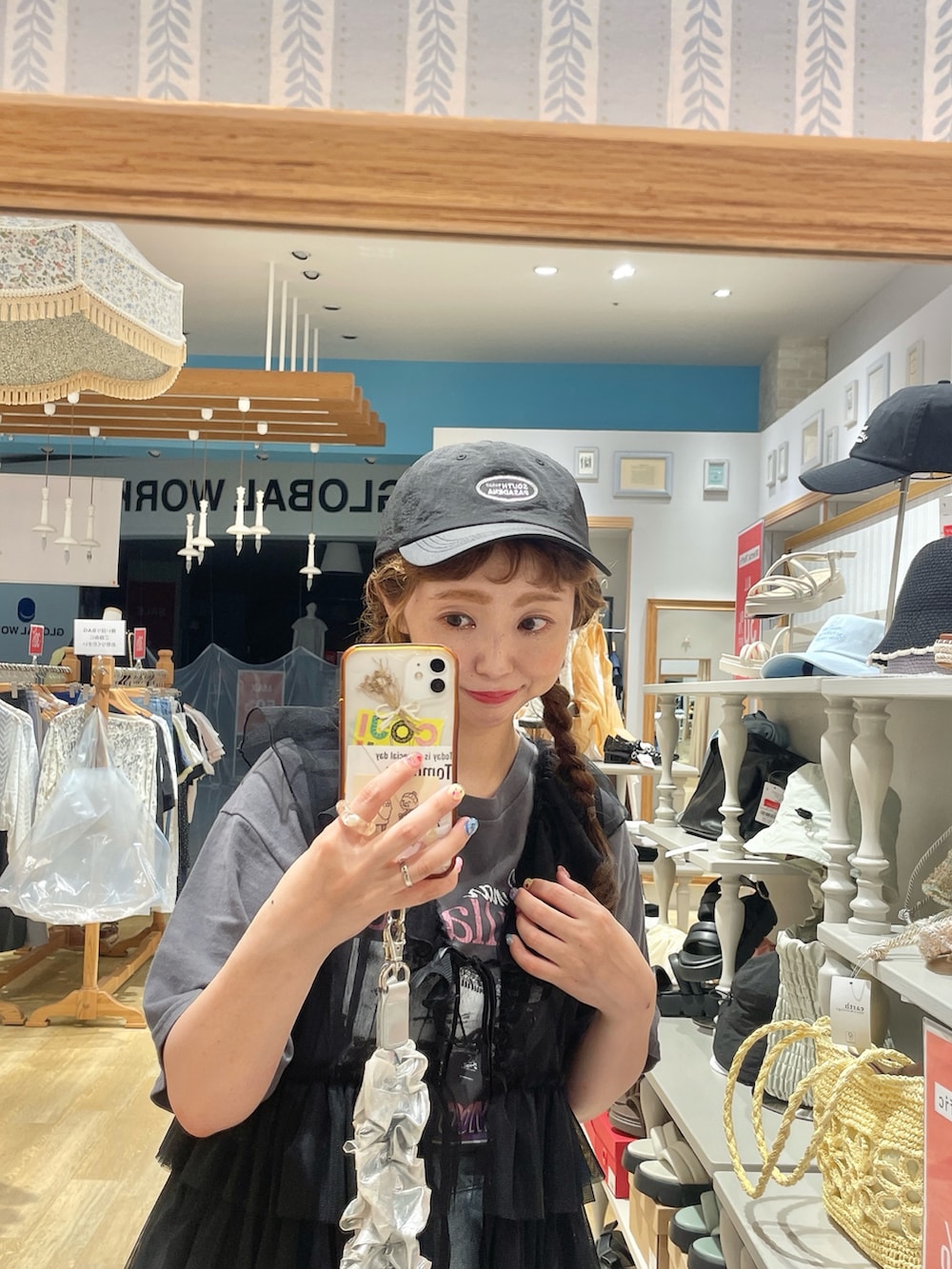 「earth music&ecology、アースミュージック＆エコロジー、チュール、チュールベスト、ツアーT、キャップ女子、デニムパンツ、大人カジュアル、大人カジュアルコーデ、夏だ！Tシャツ着よう！、イオンモール新小松」｜「earth music&ecologyのチュールベスト（ベスト、ブラック系）」を使った、tomopuuさん（レディース・154cm）の夏コーディネートの2枚目の写真