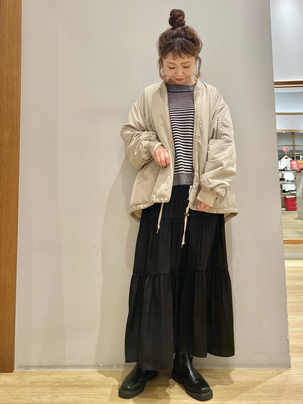 「earth music&ecology、アースミュージック＆エコロジー、クリスマスに着たい服、アウター、MA-1、リバーシブル、ボーダー、ティアードスカート、ブーツ、着回しコーデ、プチプラ、イオンモール新小松」｜「earth music&ecologyのリバーシブルMA-1*（MA-1、ベージュ系）」を使った、tomopuuさん（レディース・152cm）の冬コーディネートの2枚目の写真