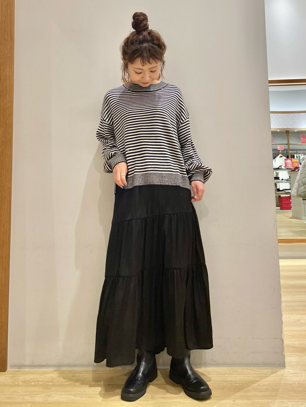 「earth music&ecology、アースミュージック＆エコロジー、クリスマスに着たい服、アウター、MA-1、リバーシブル、ボーダー、ティアードスカート、ブーツ、着回しコーデ、プチプラ、イオンモール新小松」｜「earth music&ecologyのリバーシブルMA-1*（MA-1、ベージュ系）」を使った、tomopuuさん（レディース・152cm）の冬コーディネートの3枚目の写真