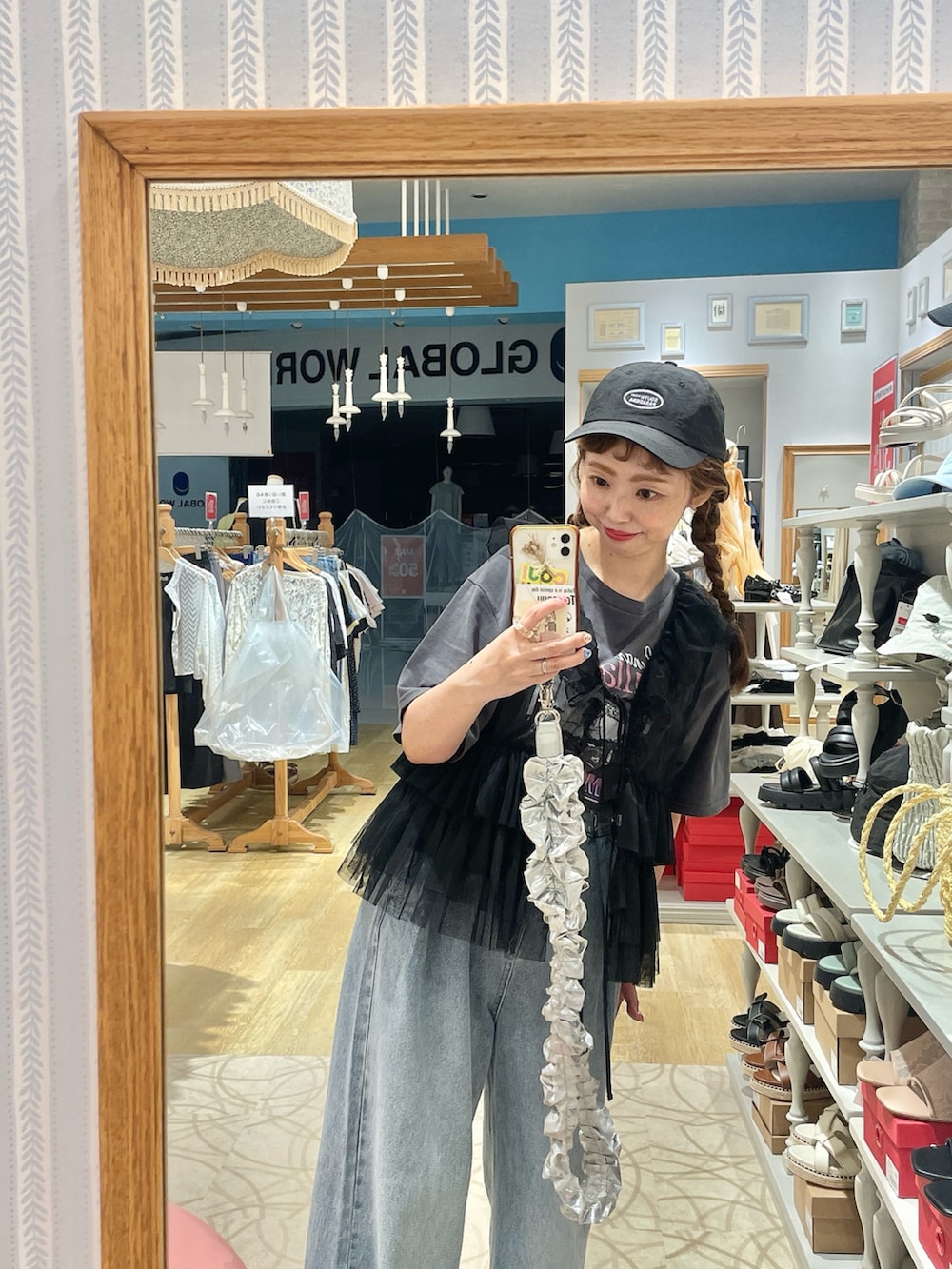 「earth music&ecology、アースミュージック＆エコロジー、チュール、チュールベスト、ツアーT、キャップ女子、デニムパンツ、大人カジュアル、大人カジュアルコーデ、夏だ！Tシャツ着よう！、イオンモール新小松」｜「earth music&ecologyのチュールベスト（ベスト、ブラック系）」を使った、tomopuuさん（レディース・154cm）の夏コーディネートの3枚目の写真