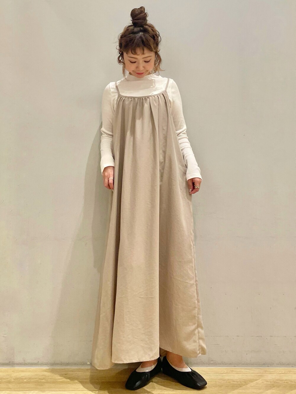 「earth music&ecology、アースミュージック＆エコロジー、ワンピース、キャミワンピ、ハイネック、セットアイテム、MA-1、中綿ジャケット、パンプス、ベージュ、プチプラ、イオンモール新小松」｜「earth music&ecologyのシームレス中綿MA-1＊（MA-1、ブラック系）」を使った、tomopuuさん（レディース・152cm）の冬コーディネートの2枚目の写真