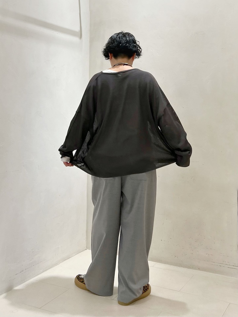 ホワイト系のTシャツ/カットソー、グレー系のニット/セーターを着用したレディースの春コーディネートの2枚目の写真