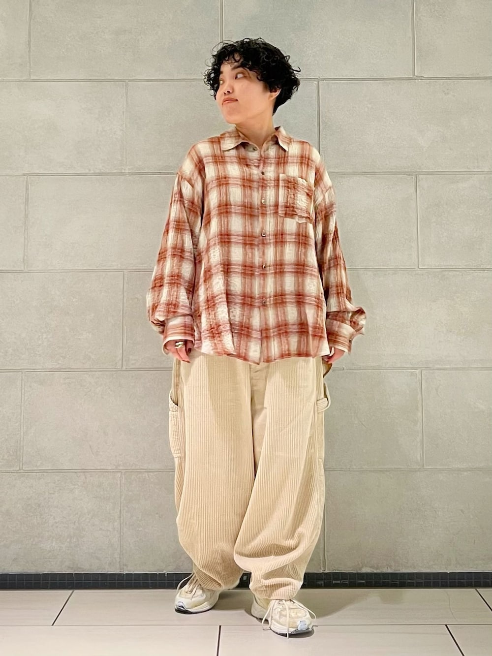 ホワイト系のその他パンツ、ベージュ系のシャツ/ブラウスを着用したレディースの秋コーディネートの4枚目の写真