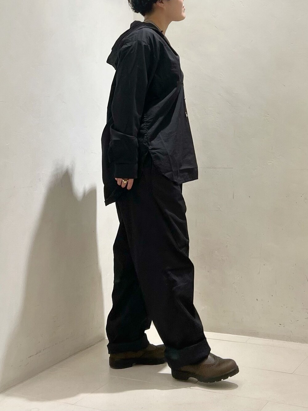 ブラック系のその他パンツ、ブラック系のシャツ/ブラウス、ホワイト系のTシャツ/カットソーを着用したレディースの春コーディネートの2枚目の写真