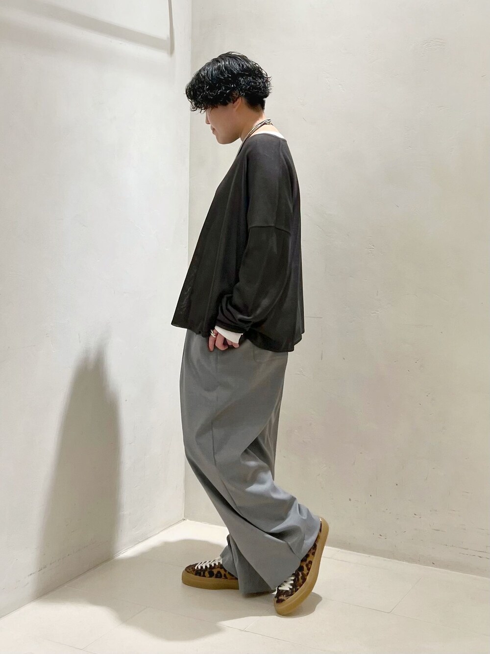 ホワイト系のTシャツ/カットソー、グレー系のニット/セーターを着用したレディースの春コーディネートの4枚目の写真