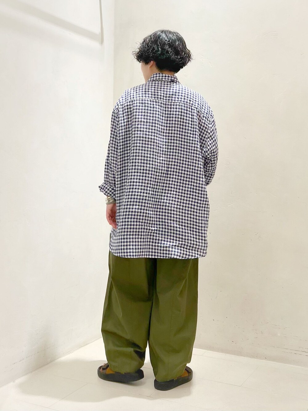 グリーン系のその他パンツ、ブルー系のシャツ/ブラウスを着用したレディースの春コーディネートの5枚目の写真