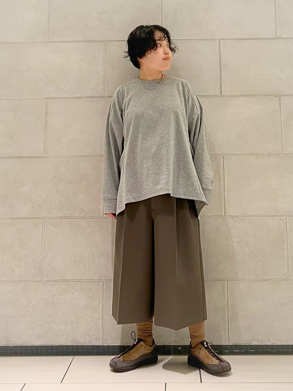 ブラック系のその他アウター、グレー系のTシャツ/カットソーを着用したレディースの秋コーディネートの6枚目の写真