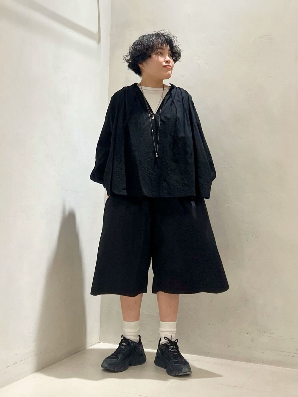 グリーン系のミリタリージャケット、ブラック系のその他パンツ、ホワイト系のTシャツ/カットソーを着用したレディースの冬コーディネートの3枚目の写真