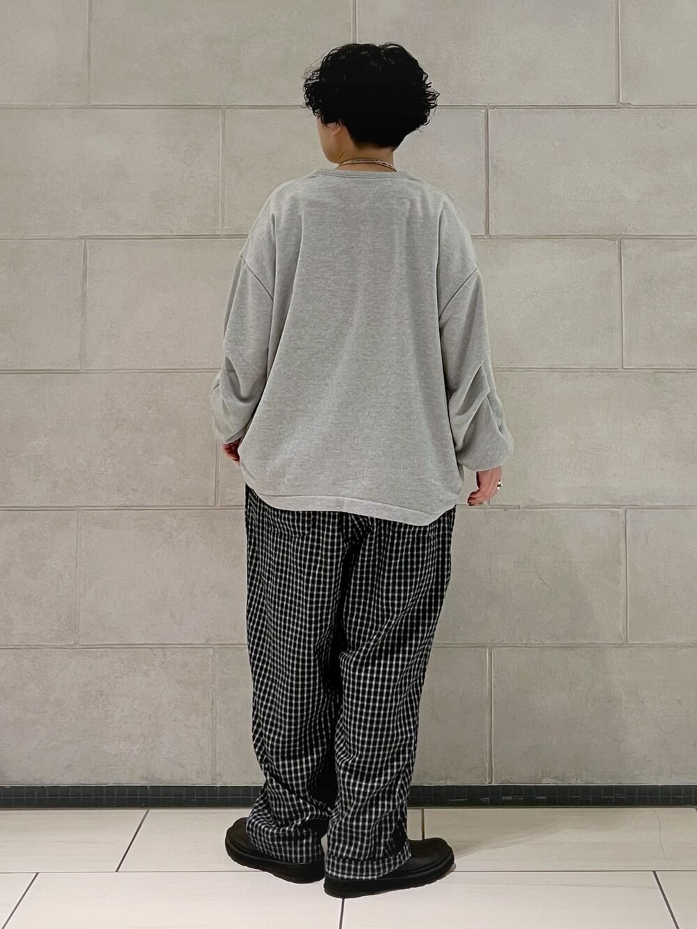 ブラック系のその他パンツ、グレー系のスウェット、ホワイト系のTシャツ/カットソーを着用したレディースの秋コーディネートの2枚目の写真