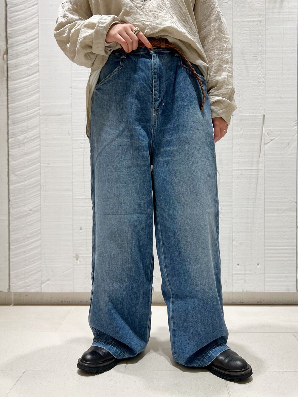 ブルー系のデニムパンツ、ホワイト系のシャツ/ブラウス、ホワイト系のTシャツ/カットソーを着用したレディースの夏コーディネートの7枚目の写真