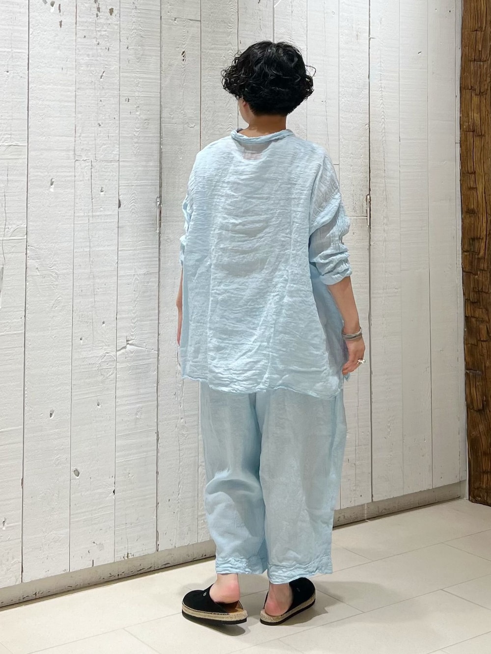 ホワイト系のTシャツ/カットソーを着用したレディースの夏コーディネートの4枚目の写真