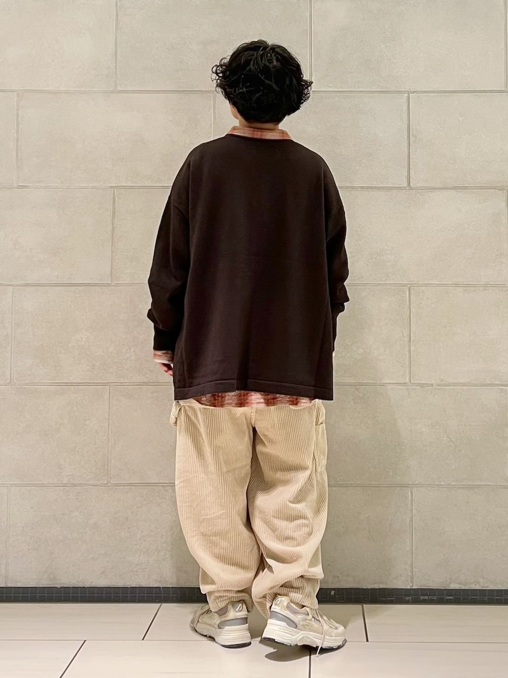 ホワイト系のその他パンツ、ベージュ系のシャツ/ブラウスを着用したレディースの秋コーディネートの3枚目の写真
