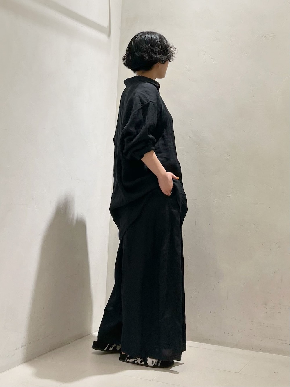 ブラック系のその他パンツ、ブラック系のシャツ/ブラウスを着用したレディースの春コーディネートの4枚目の写真