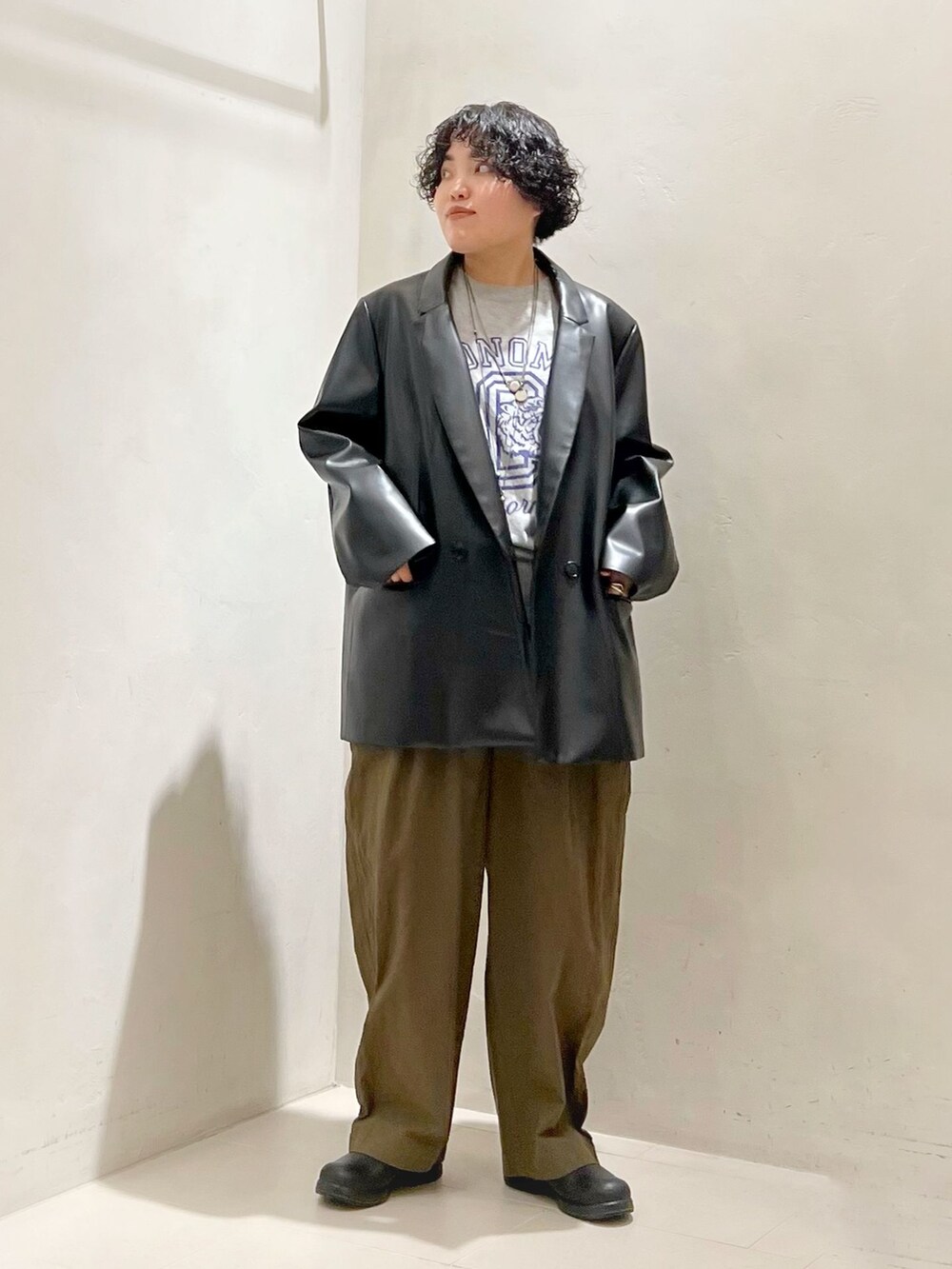 グリーン系のその他パンツ、グレー系のTシャツ/カットソーを着用したレディースの春コーディネートの3枚目の写真