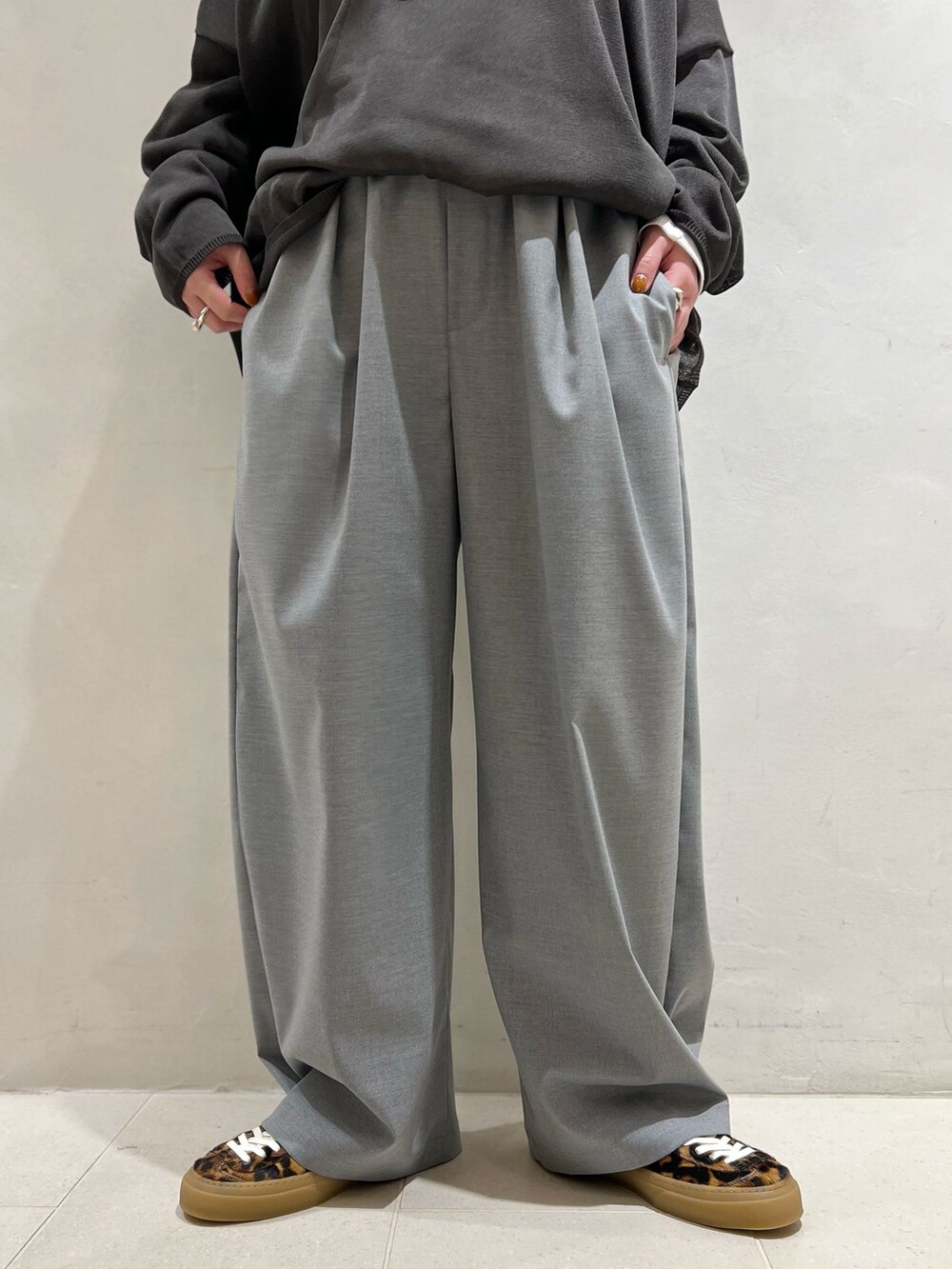 ホワイト系のTシャツ/カットソー、グレー系のニット/セーターを着用したレディースの春コーディネートの7枚目の写真
