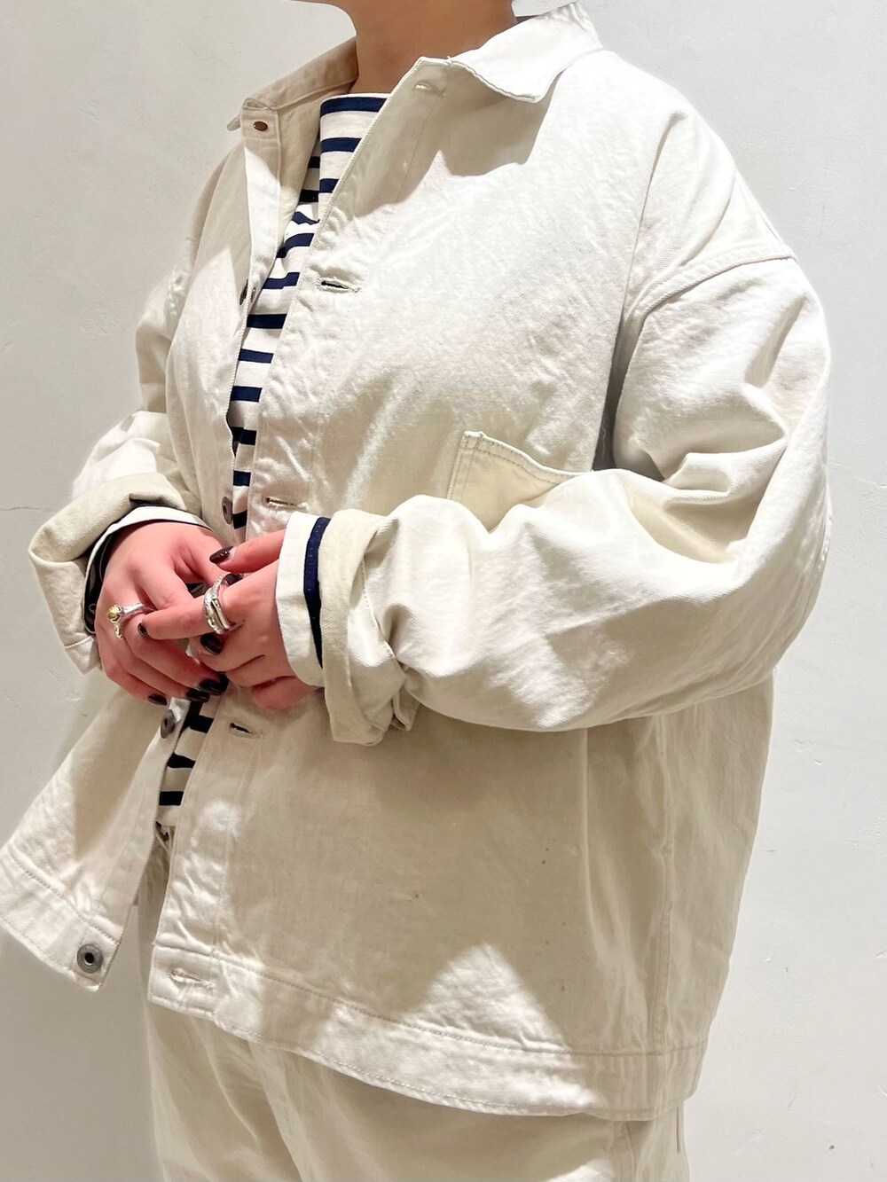 ブルー系のTシャツ/カットソーを着用したレディースの冬コーディネートの6枚目の写真