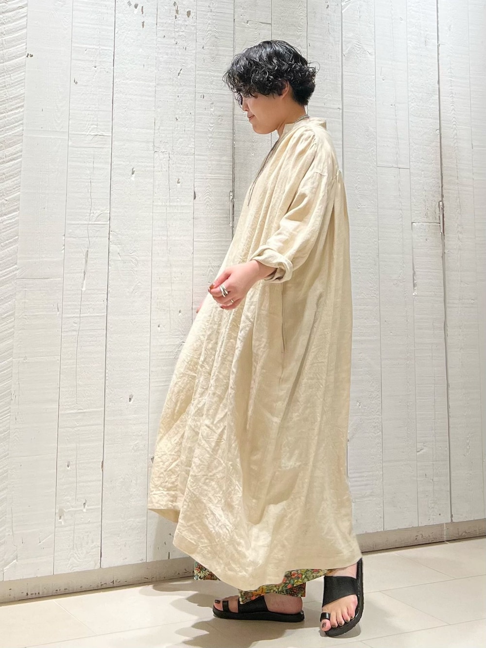 グリーン系のその他パンツ、ベージュ系のワンピース、ホワイト系のTシャツ/カットソーを着用したレディースの夏コーディネートの3枚目の写真