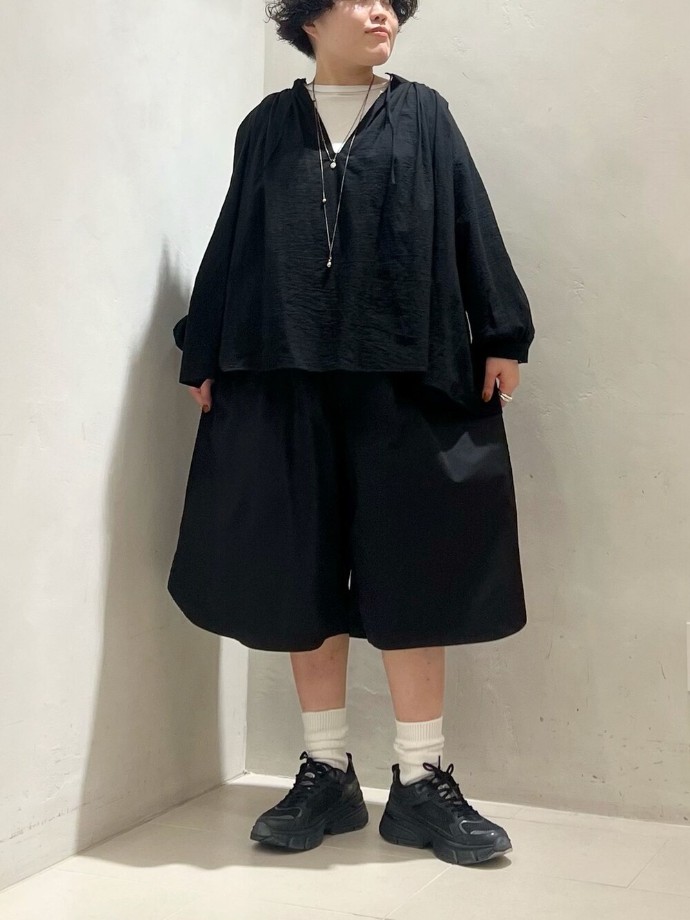 グリーン系のミリタリージャケット、ブラック系のその他パンツ、ホワイト系のTシャツ/カットソーを着用したレディースの冬コーディネートの6枚目の写真