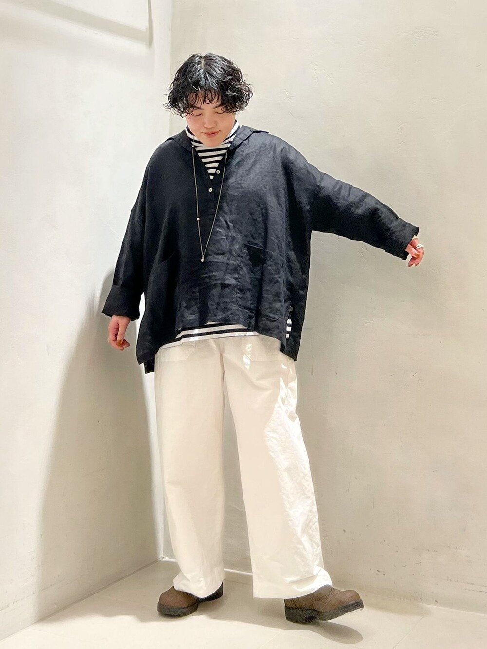 ホワイト系のその他パンツ、ブラック系のシャツ/ブラウス、ブラック系のTシャツ/カットソーを着用したレディースの春コーディネートの2枚目の写真
