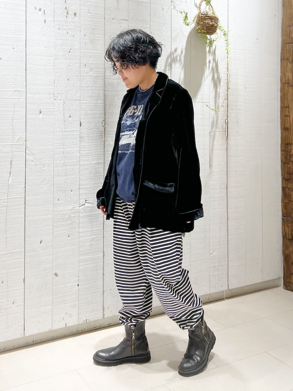 ブルー系のその他パンツ、ブルー系のTシャツ/カットソーを着用したレディースの夏コーディネートの2枚目の写真