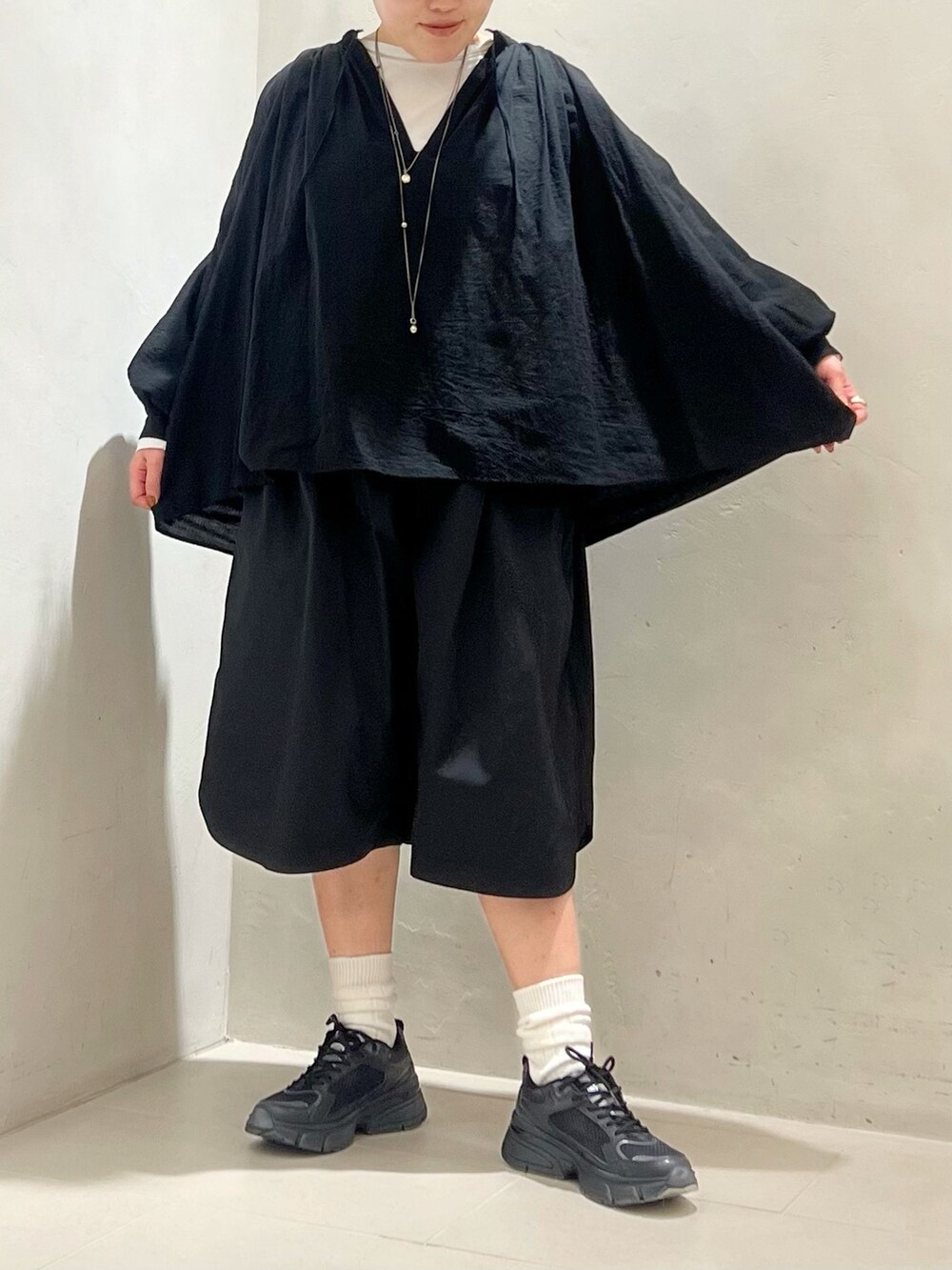 グリーン系のミリタリージャケット、ブラック系のその他パンツ、ホワイト系のTシャツ/カットソーを着用したレディースの冬コーディネートの8枚目の写真
