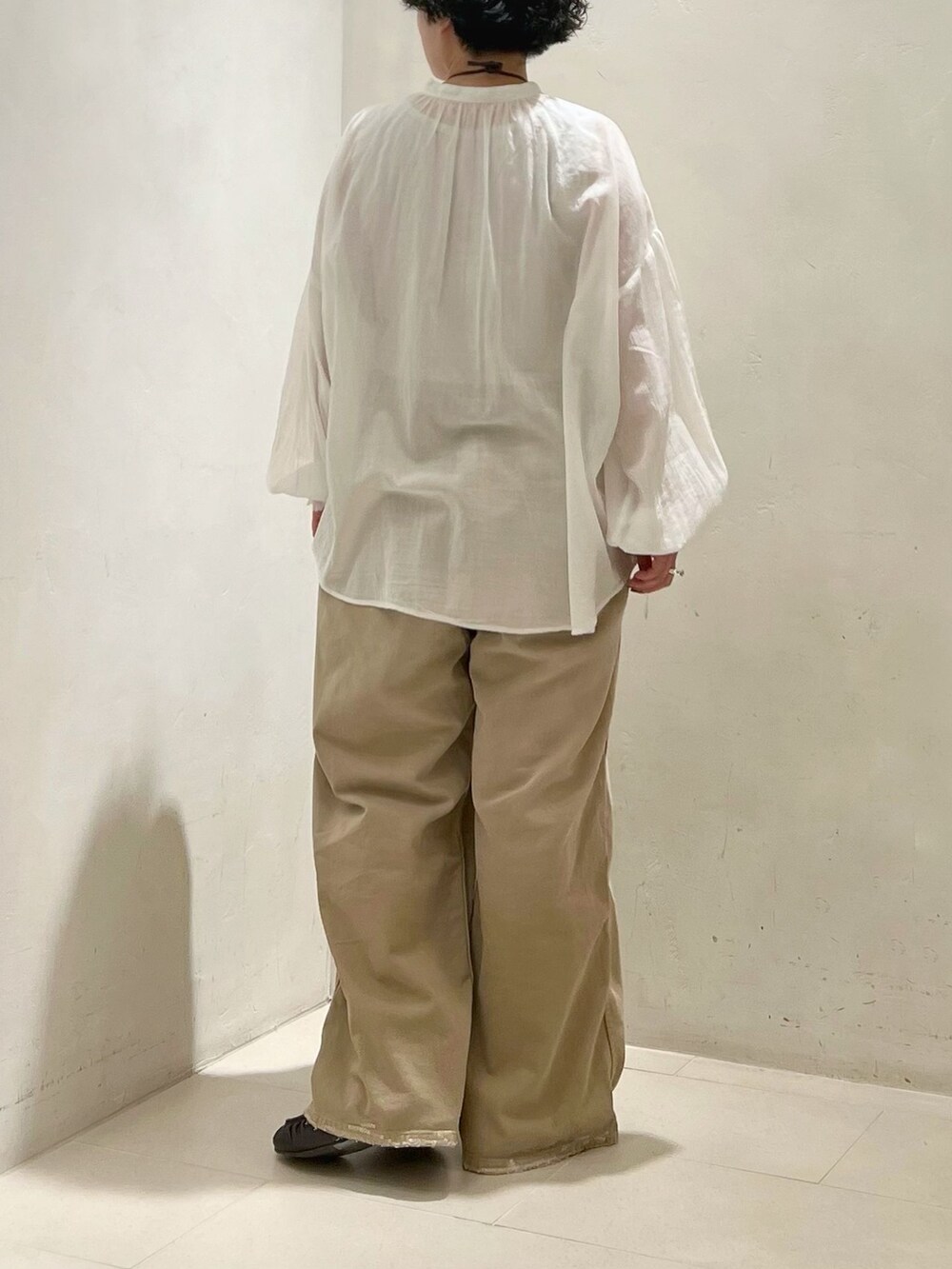 ベージュ系のその他パンツ、ホワイト系のシャツ/ブラウス、ホワイト系のタンクトップを着用したレディースの春コーディネートの5枚目の写真