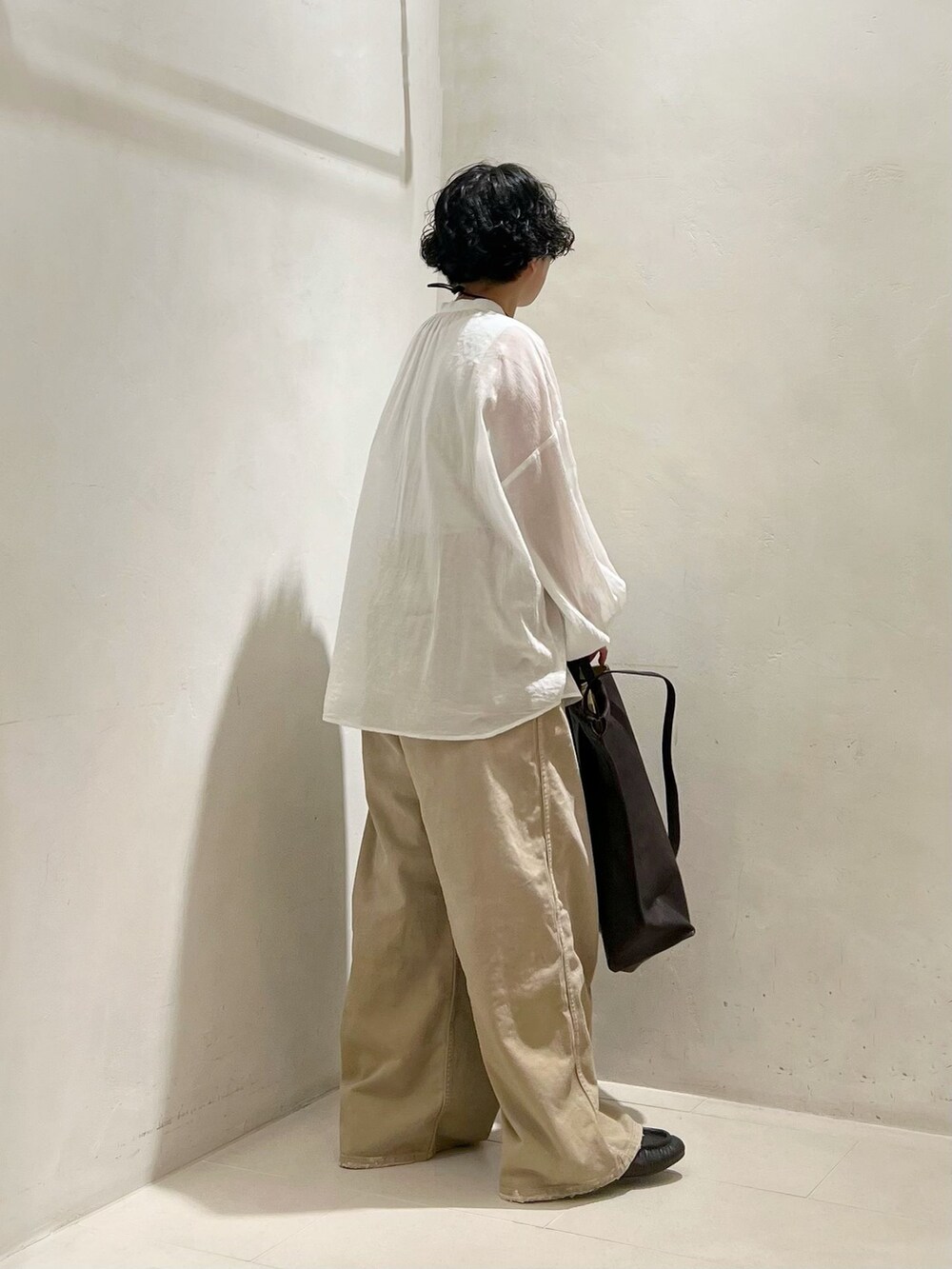 ベージュ系のその他パンツ、ホワイト系のシャツ/ブラウス、ホワイト系のタンクトップを着用したレディースの春コーディネートの3枚目の写真