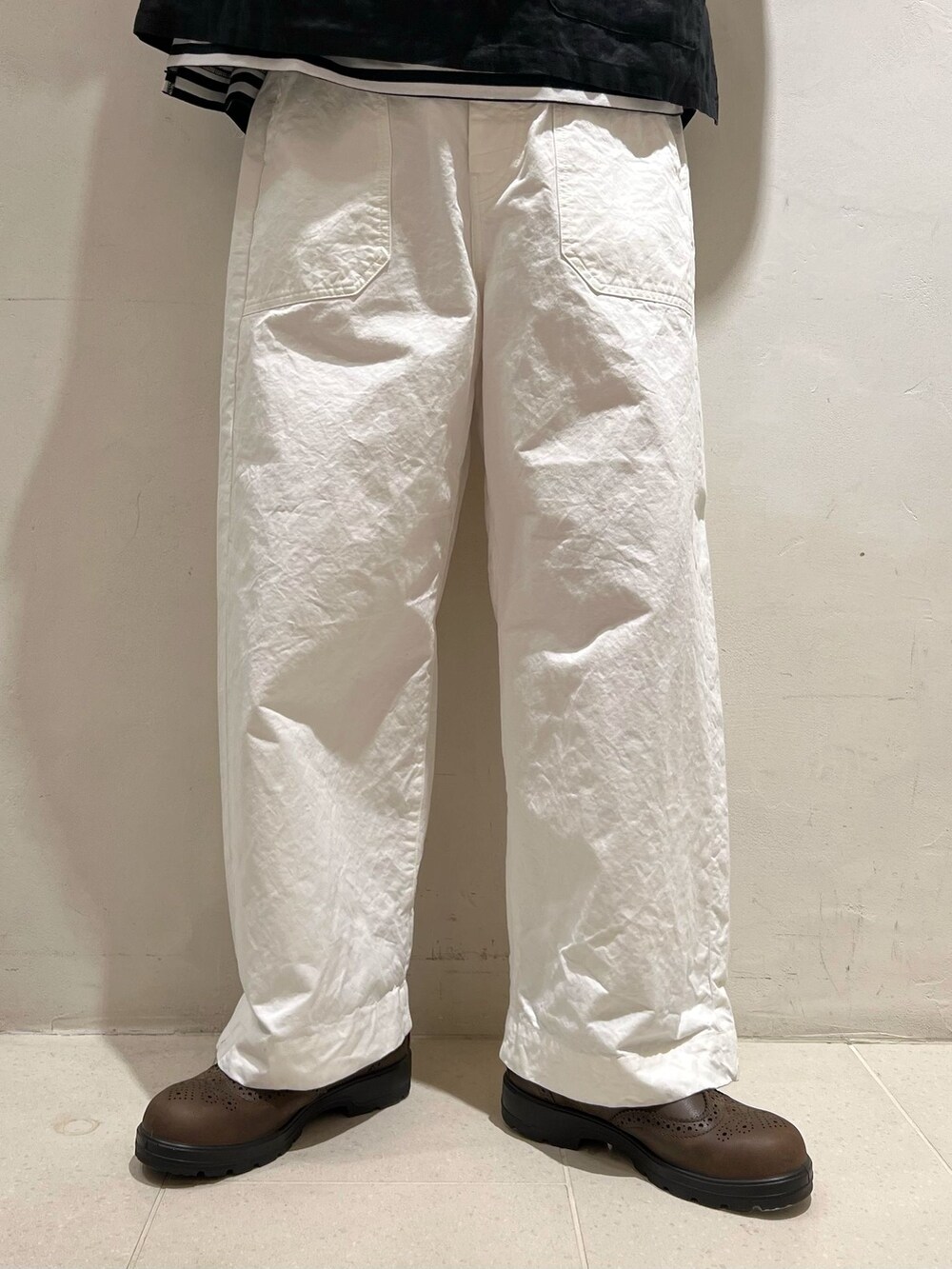 ホワイト系のその他パンツ、ブラック系のシャツ/ブラウス、ブラック系のTシャツ/カットソーを着用したレディースの春コーディネートの7枚目の写真