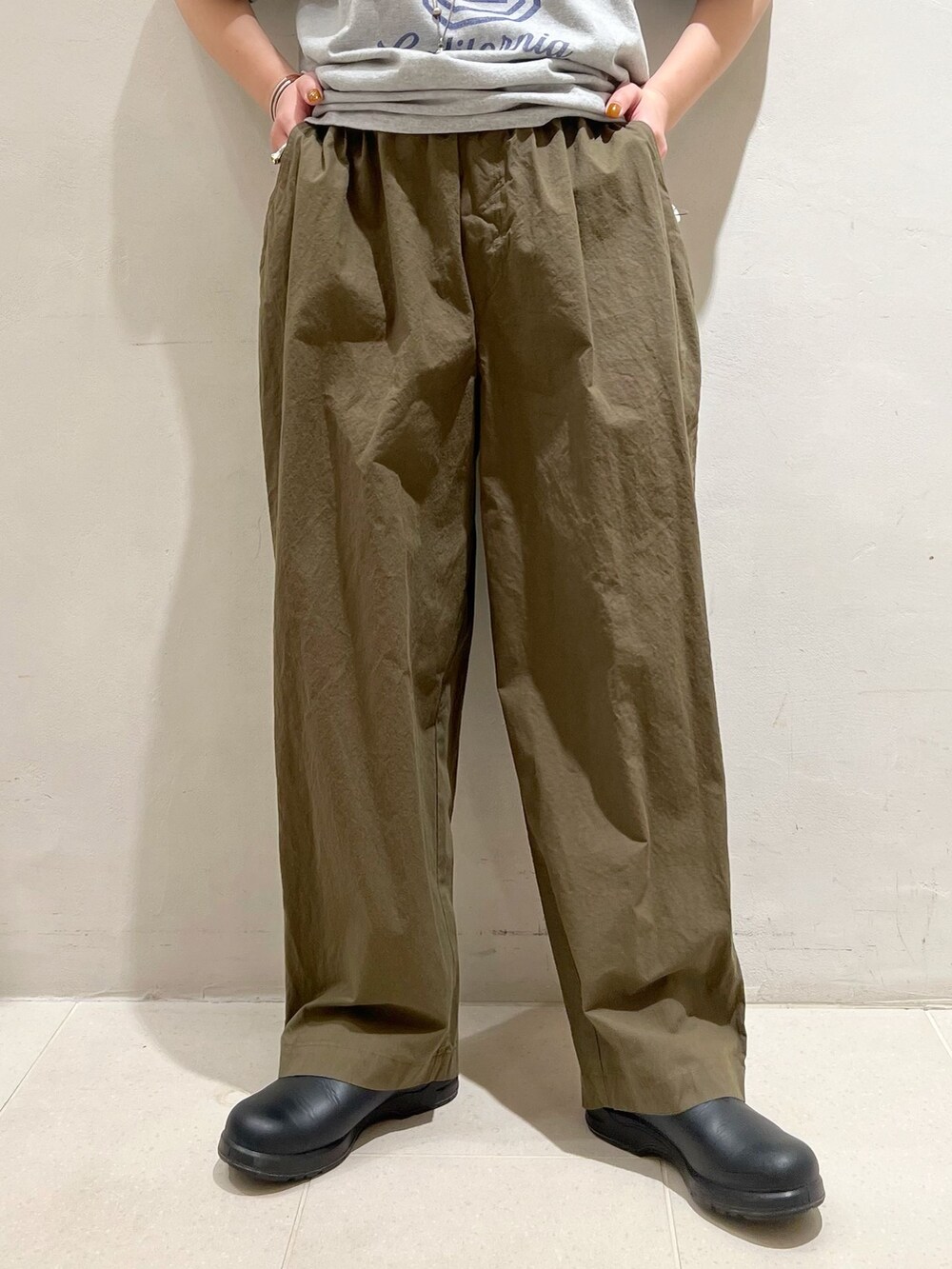 グリーン系のその他パンツ、グレー系のTシャツ/カットソーを着用したレディースの春コーディネートの10枚目の写真