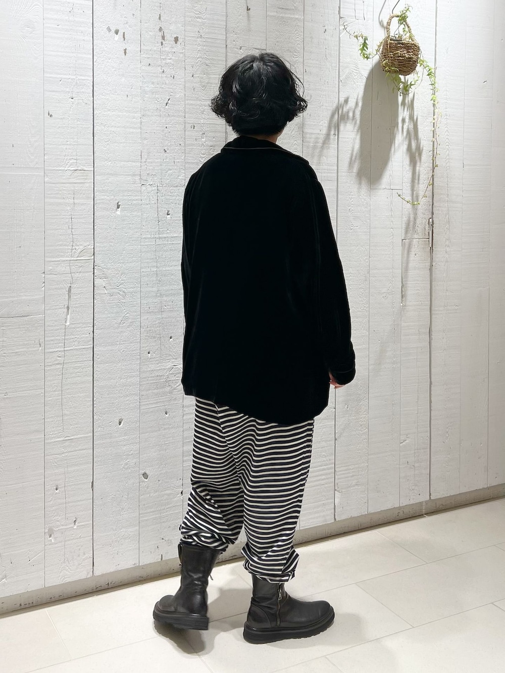 ブルー系のその他パンツ、ブルー系のTシャツ/カットソーを着用したレディースの夏コーディネートの3枚目の写真