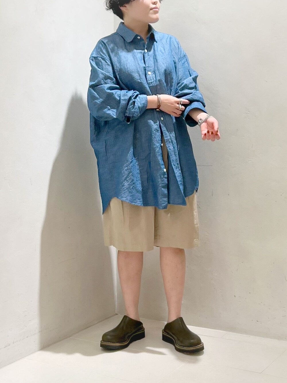 ブルー系のシャツ/ブラウスを着用したレディースの春コーディネートの3枚目の写真