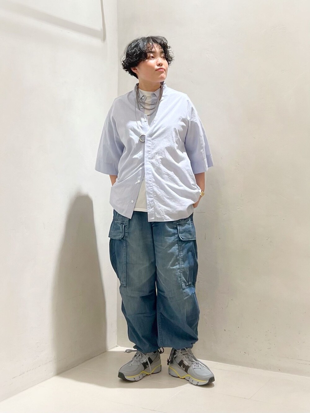 ブラウン系のテーラードジャケット、ブルー系のシャツ/ブラウス、ホワイト系のTシャツ/カットソーを着用したレディースの春コーディネートの5枚目の写真