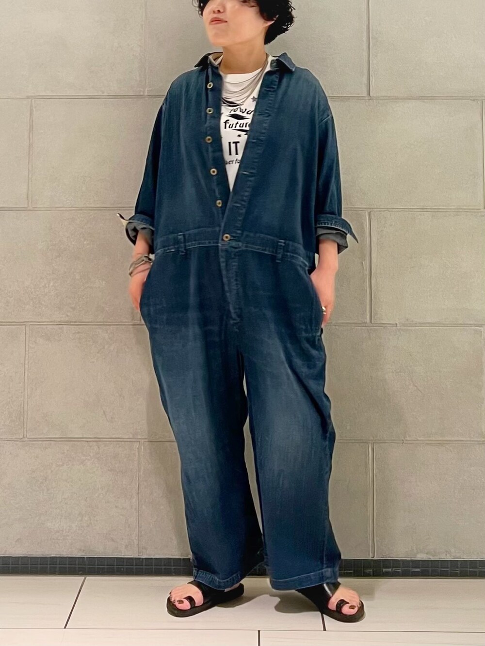 ブルー系のつなぎ/オールインワン、ホワイト系のTシャツ/カットソー、ホワイト系のTシャツ/カットソーを着用したレディースの夏コーディネートの3枚目の写真