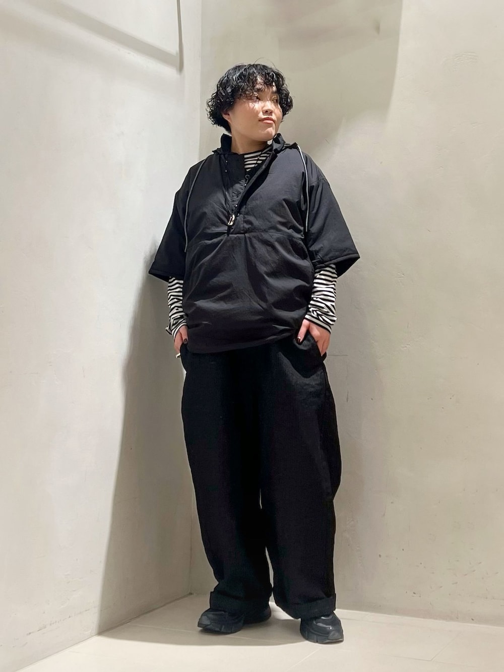 ブラック系のTシャツ/カットソー、ブラック系のつなぎ/オールインワンを着用したレディースの冬コーディネートの3枚目の写真