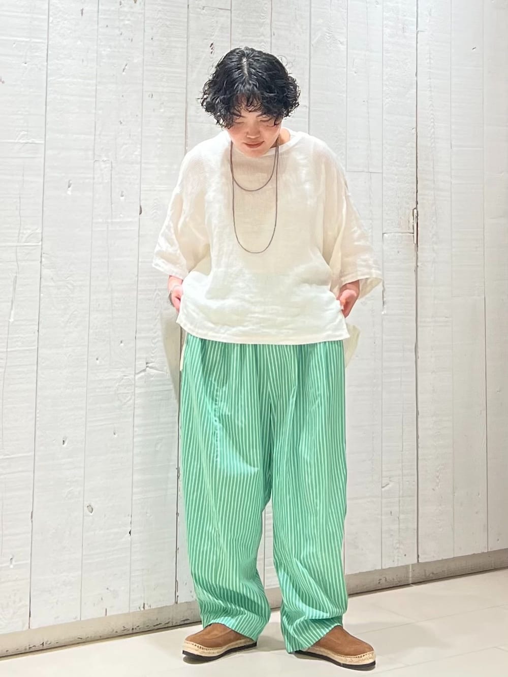グリーン系のその他パンツ、ホワイト系のシャツ/ブラウス、ホワイト系のTシャツ/カットソーを着用したレディースの夏コーディネートの2枚目の写真