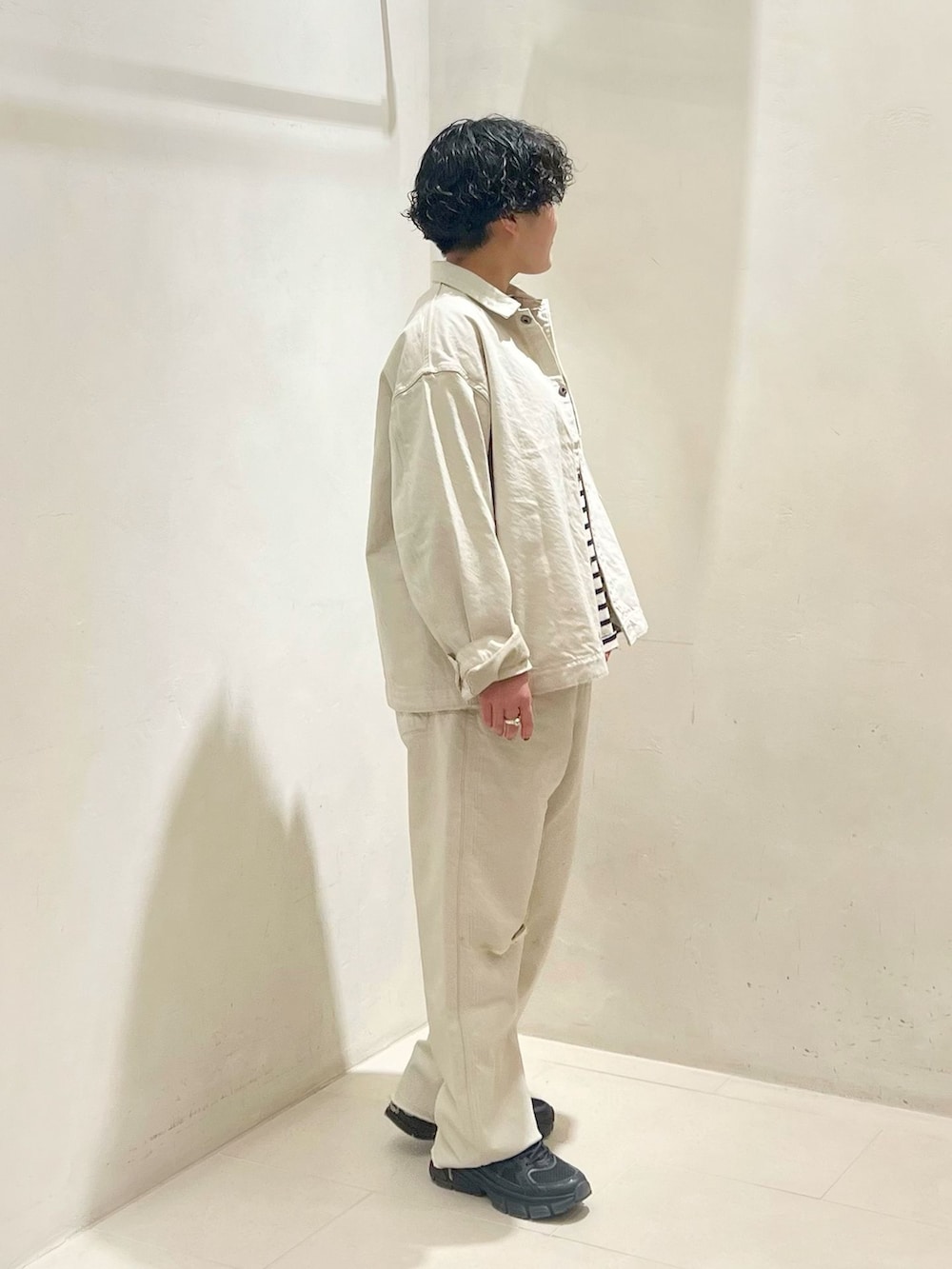 ブルー系のTシャツ/カットソーを着用したレディースの冬コーディネートの4枚目の写真