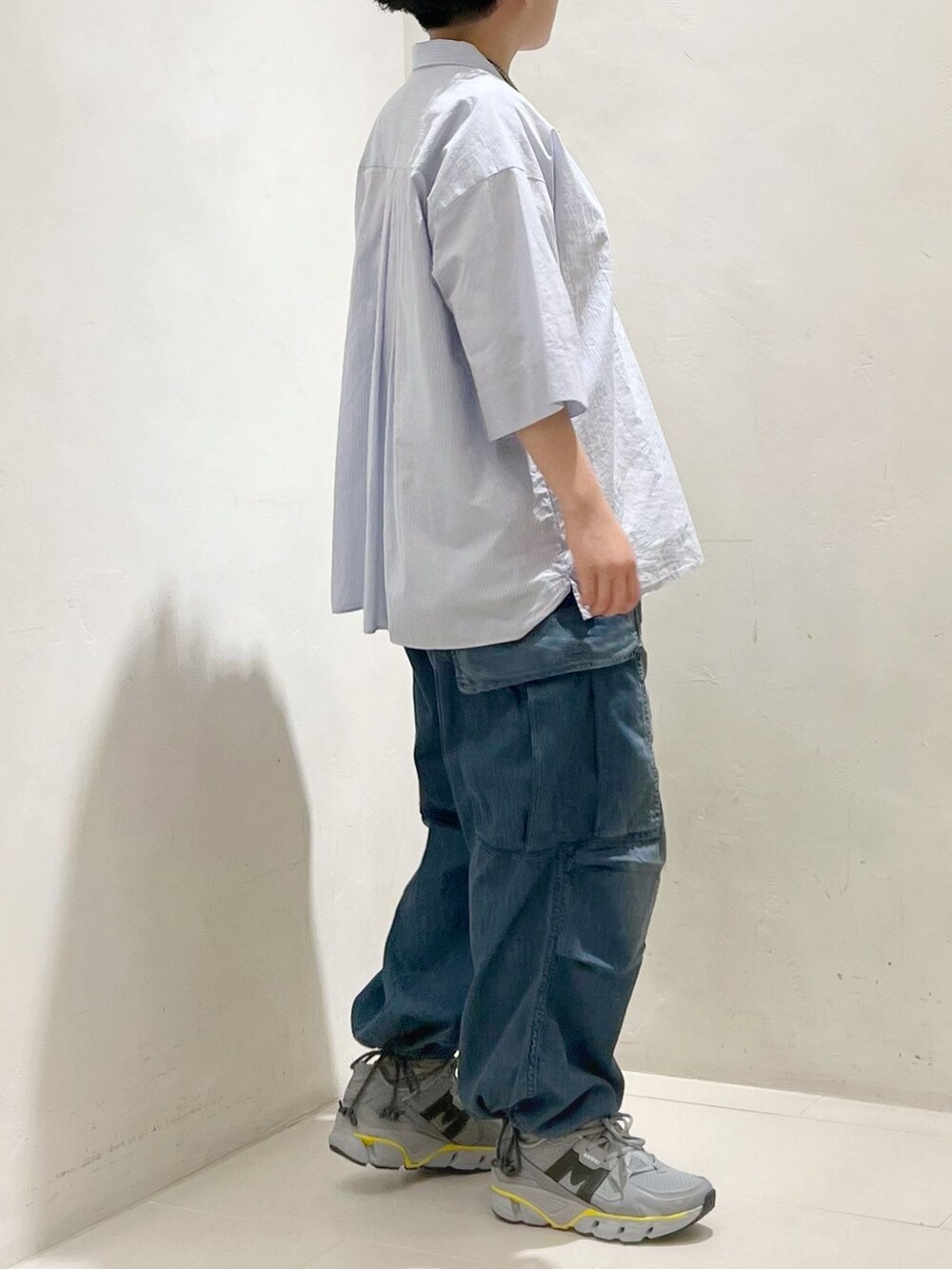 ブラウン系のテーラードジャケット、ブルー系のシャツ/ブラウス、ホワイト系のTシャツ/カットソーを着用したレディースの春コーディネートの7枚目の写真