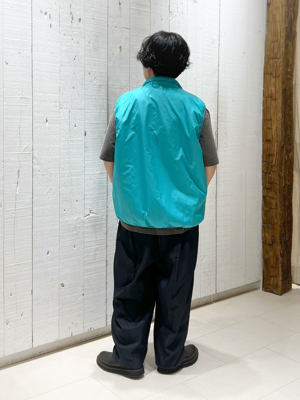 ブラック系のその他パンツを着用したレディースの夏コーディネートの6枚目の写真