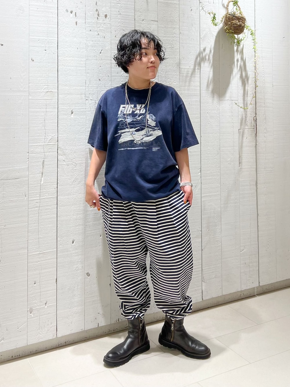 ブルー系のその他パンツ、ブルー系のTシャツ/カットソーを着用したレディースの夏コーディネートの5枚目の写真