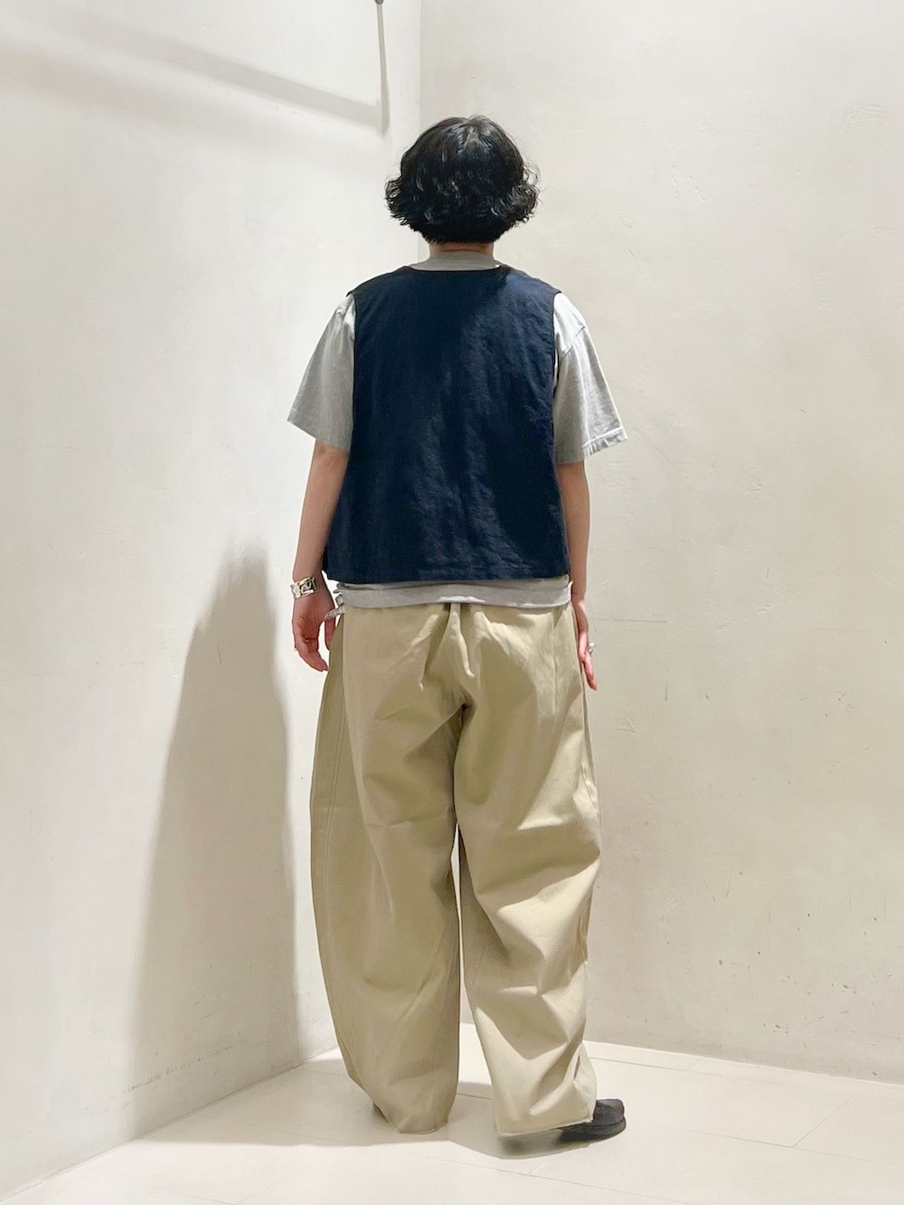 ブルー系のその他アウター、ベージュ系のチノパンツ、グレー系のTシャツ/カットソーを着用したレディースの春コーディネートの4枚目の写真