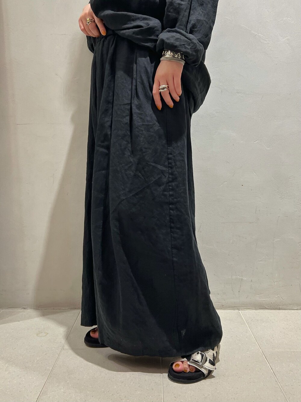 ブラック系のその他パンツ、ブラック系のシャツ/ブラウスを着用したレディースの春コーディネートの9枚目の写真